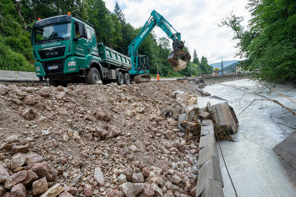 Wie hier auf der Bundesstraße 20, kurz vor Berchtesgaden, laufen die Aufräumarbeiten nach dem Hochwasser-Chaos in Deutschland auf Hochtouren.