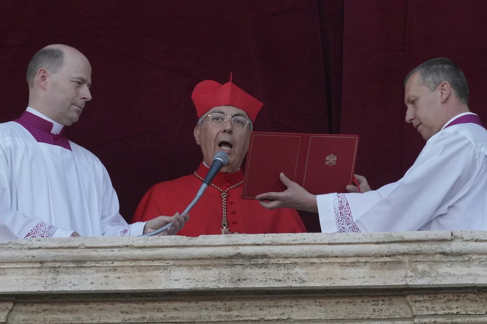 Kardinal Dominique Mamberti verkündet die Wahl des neuen Papstes im Vatikan.