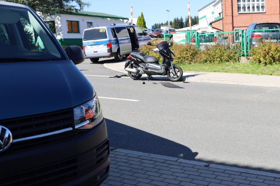 Der Biker war auf der Hauptstraße in Schönheide gestürzt. Er kam verletzt ins Krankenhaus.