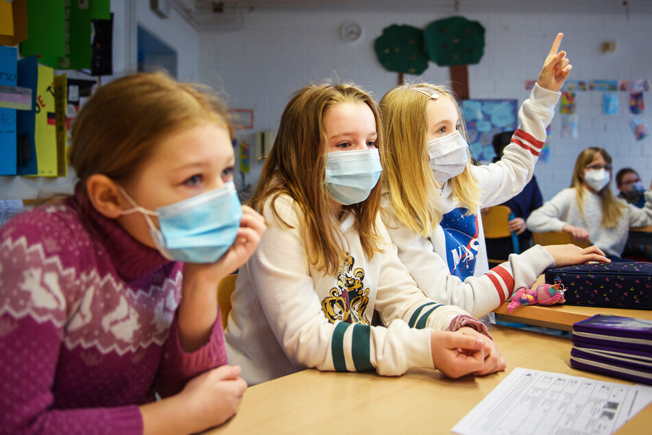 Maskenpflicht an Schulen zu teuer! Eltern fühlen sich alleingelassen