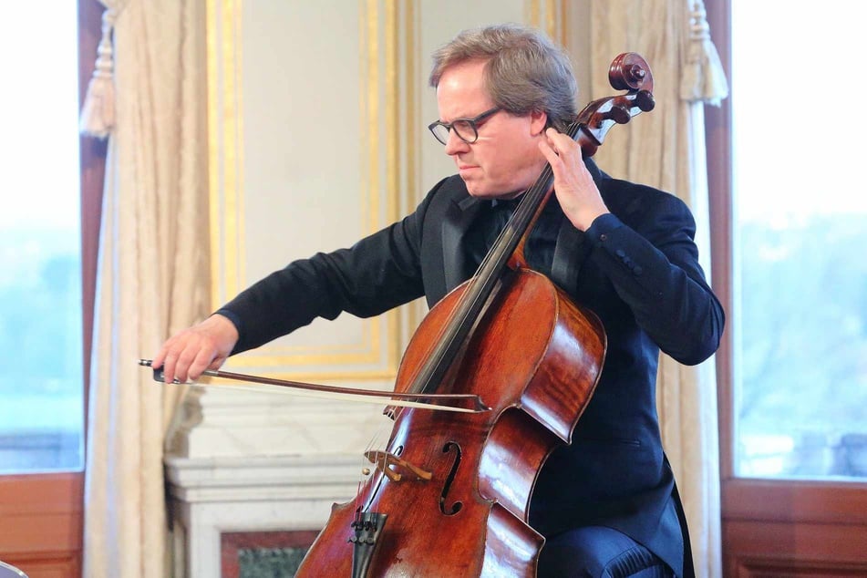 Der Intendant der Dresdner Musikfestspiele Jan Vogler (62) spielte beim Benefizkonzert das Violoncello.