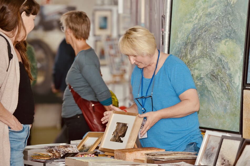 Unter anderem fing Fotograf Marek Audirsch diesen Moment zwischen Olga Manilov und einer Kunstinteressierten ein.