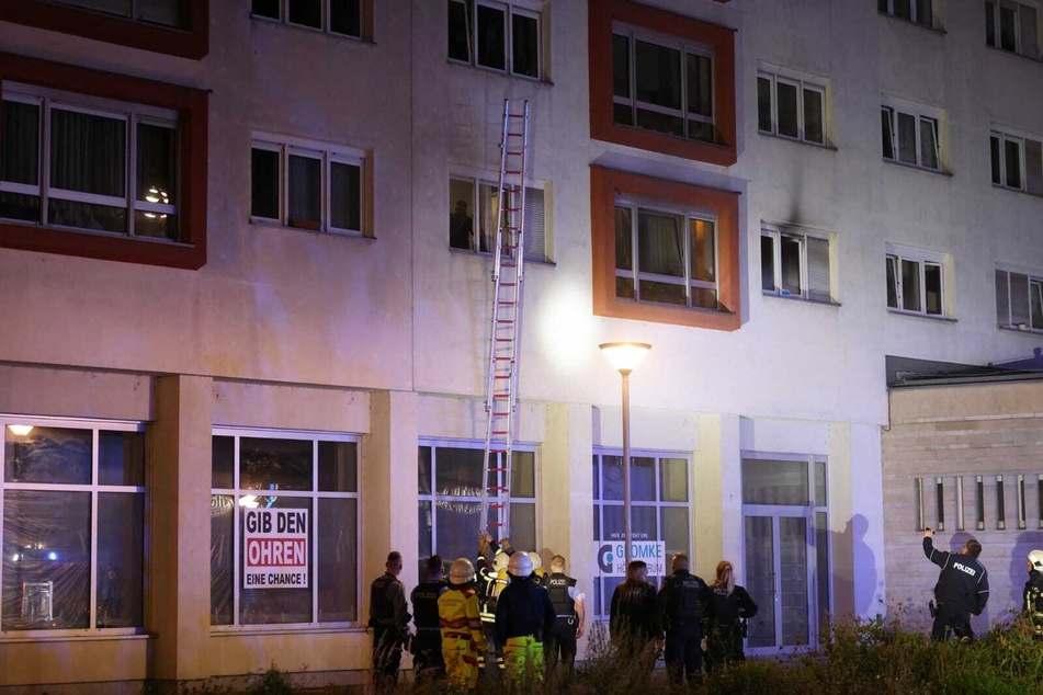 Die Feuerwehr war schnell angerückt und versuchte den Mann zu befreien.