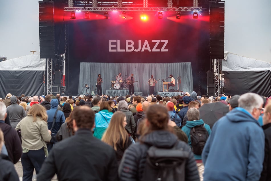 Hamburg: Elbjazz Festival: Mehrere Zehntausend Menschen tanzen zu Musik im Hamburger Hafen