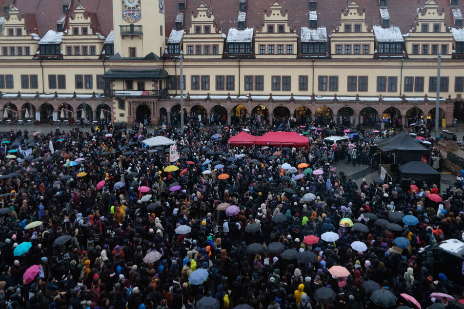 Feministischer Kampftag in Leipzig: 2700 Menschen ziehen über Innenstadtring
