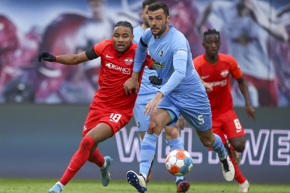 RB Leipzigs Christopher Nkunku (24,l.) und SC Freiburgs Manuel Gulde (31) im Duell. Das letzte Aufeinandertreffen der Teams endete 1:1 Unentschieden.