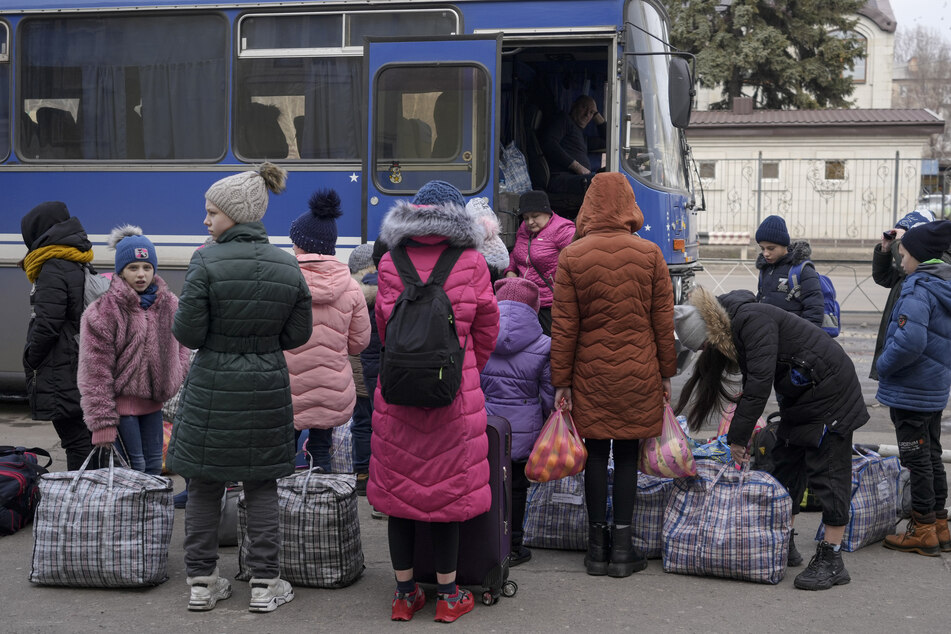 Kinder warten mit Taschen und ihren Habseligkeiten auf dem Bahnhof, um Kostiantynivka in der Region Donezk im Osten der Ukraine zu verlassen.