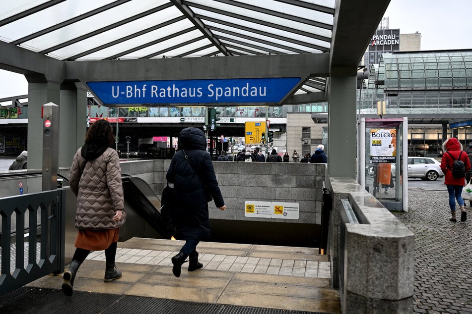 Am U-Bahnstation Rathaus Spandau griffen die weiblichen Verdächtigen die 15-Jährige an. (Archivbild)