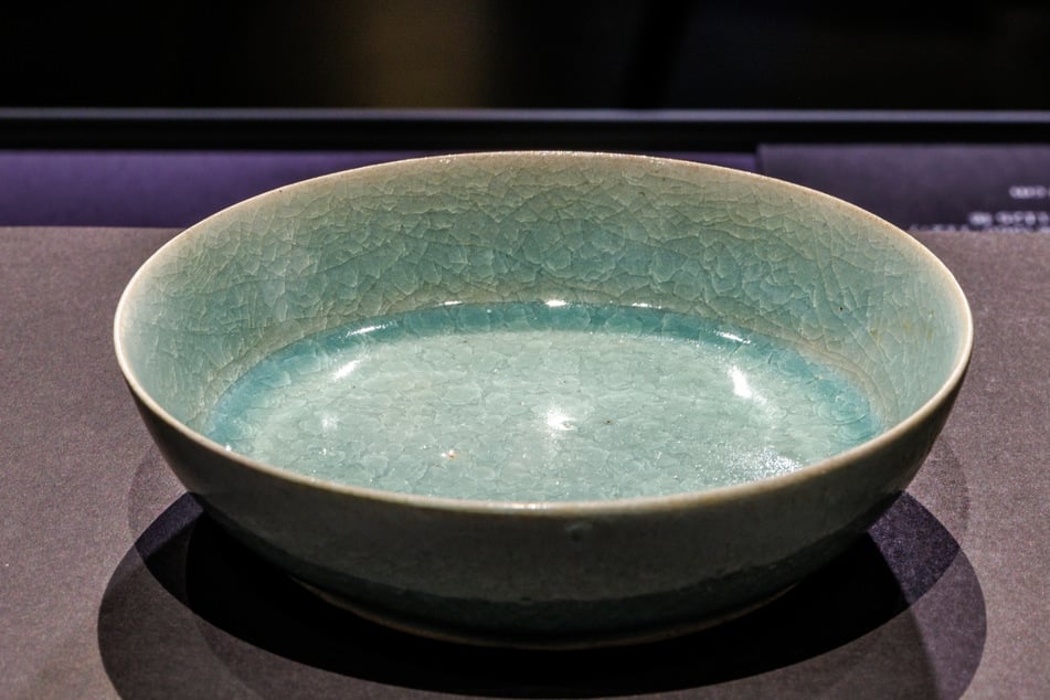 Zwischen 1100 und 1125 datiert diese Ru-Schale, ein Pinselwaschgefäß.