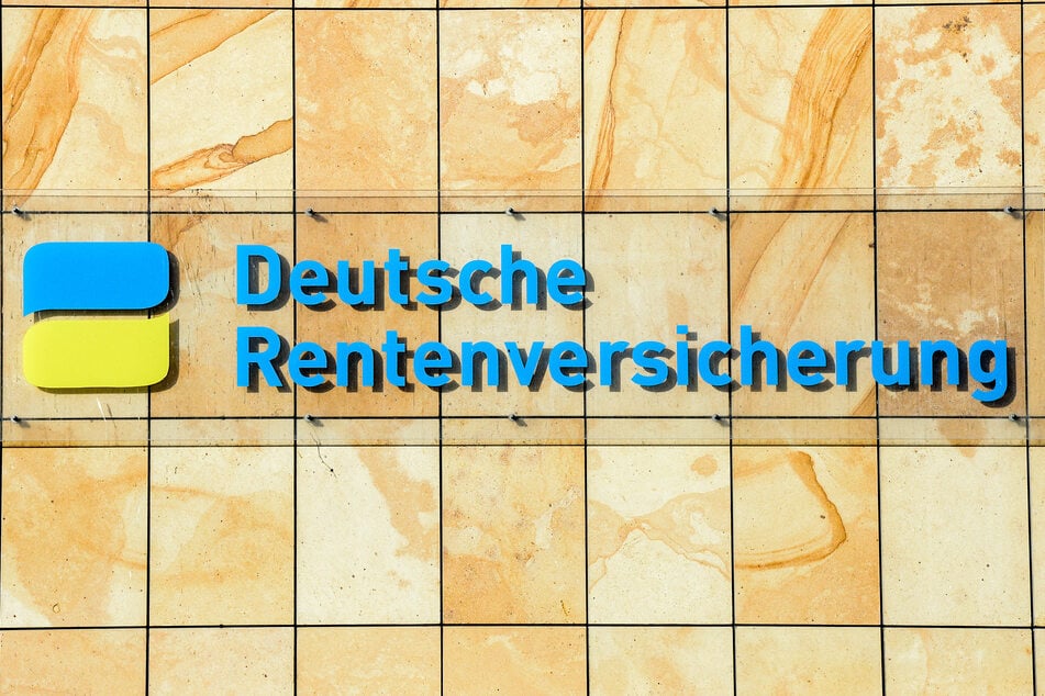 Der Schriftzug Deutsche Rentenversicherung am Gebäude in Berlin.