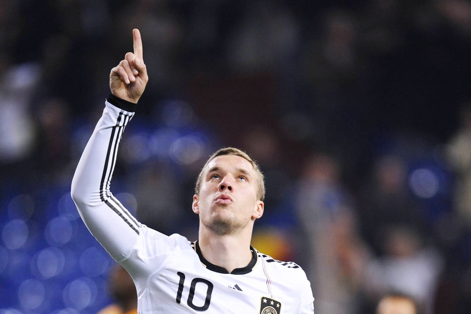 Lukas Podolski sendete nach seinem verwandelten Elfmeter zur 1:0-Führung Grüße gen Himmel.