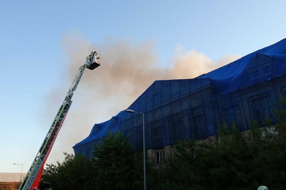 Brand in Leipzig-Wahren: Hier geht ein Hinterhaus in Flammen auf