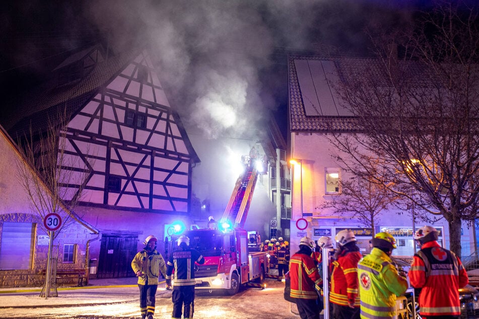 Mit der Drehleiter wurden die Bewohner aus ihren Wohnungen evakuiert.