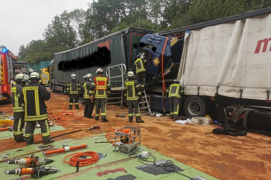 Unfall A1: Auffahrunfall zweier Lastwagen endet tödlich: Opfer wird mit hydraulischen Hebern geborgen