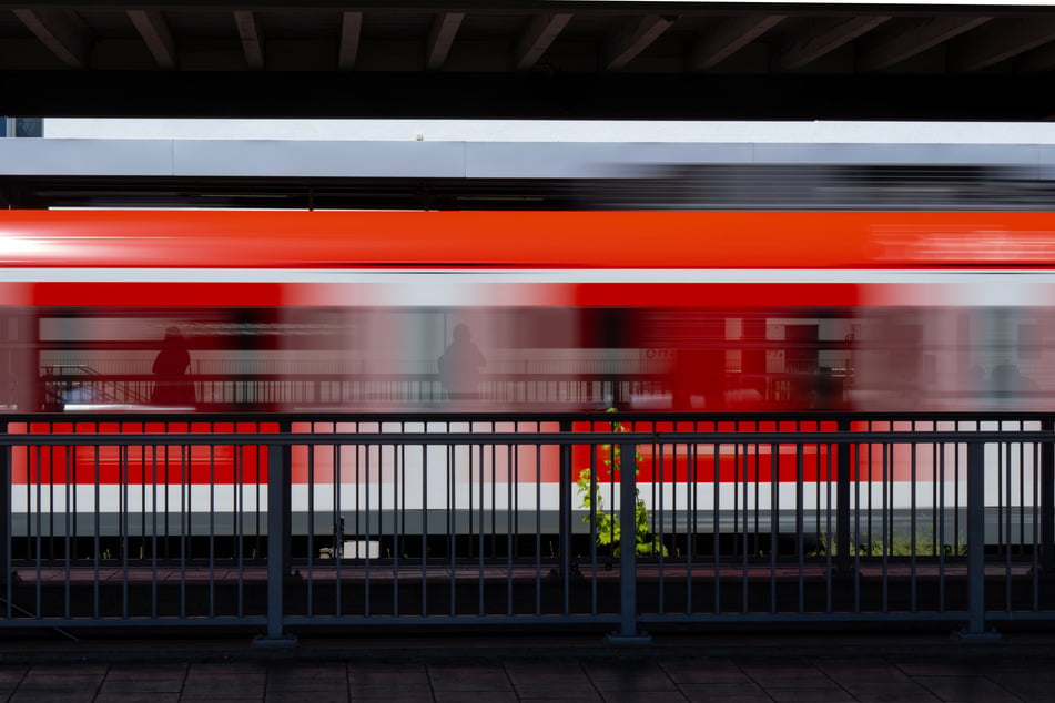 Bereits in der S-Bahn haben sich vier Heranwachsende gestritten, am Münchner Ostbahnhof wurden sie dann handgreiflich. (Symbolfoto)
