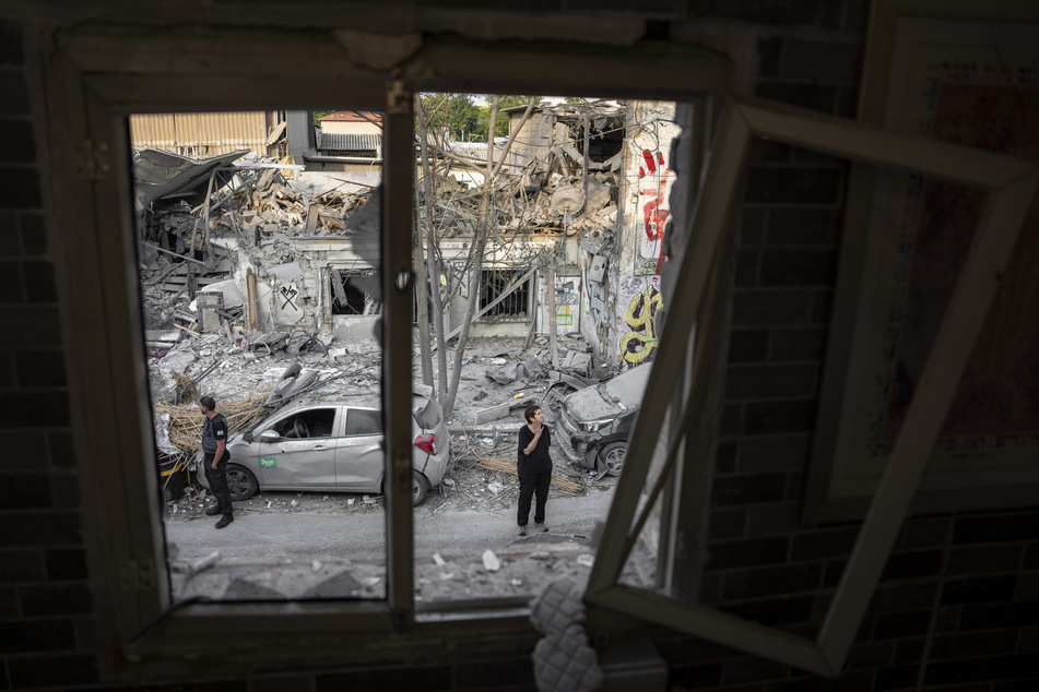 Auch Tel Aviv wurde von im Gazastreifen angefeuerten Raketen getroffen. Es kam zu massiven Beschädigungen.