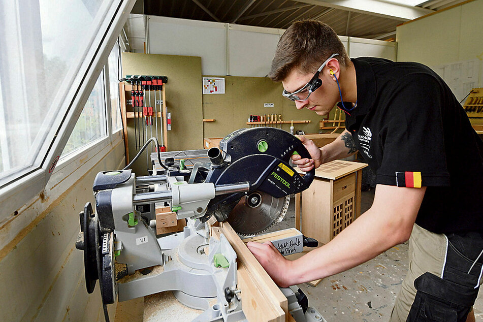 Ein Tischler beim Zuschneiden einer Holzleiste - dieses Handwerk gehört zu den begehrtesten Ausbildungsberufen.