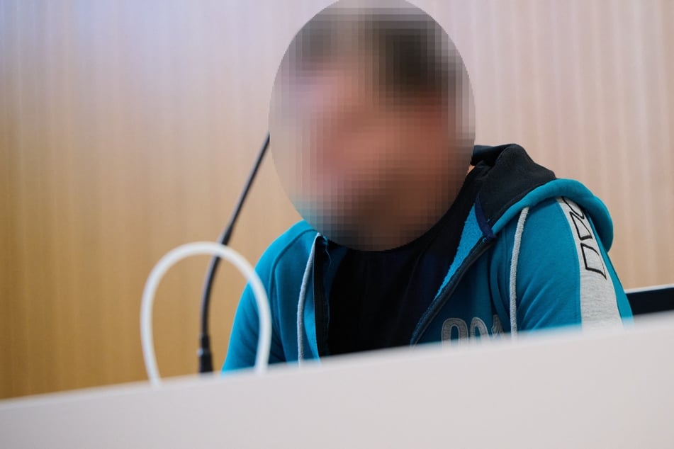 Der Angeklagte soll eine Zwölfjährige auf Heimweg von der Schule mit einem Messer bedroht und missbraucht haben.