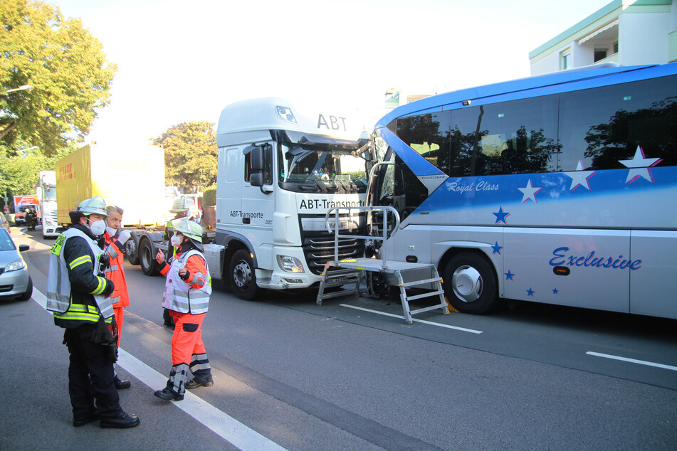 Der Lastwagen und ein Bus stehen nach dem Zusammenprall in Hagen beschädigt auf der Straße.