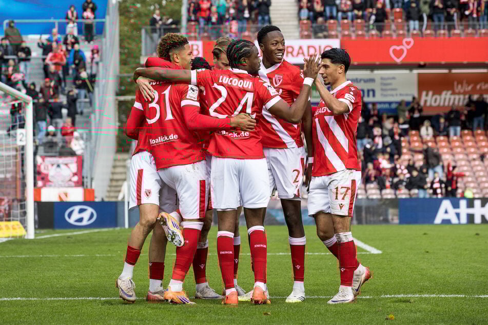 Can Moustfa (20, 1.v.r.) klatscht mit seinen Mitspielern ab, ist fester Teil des Cottbuser Stammkaders.