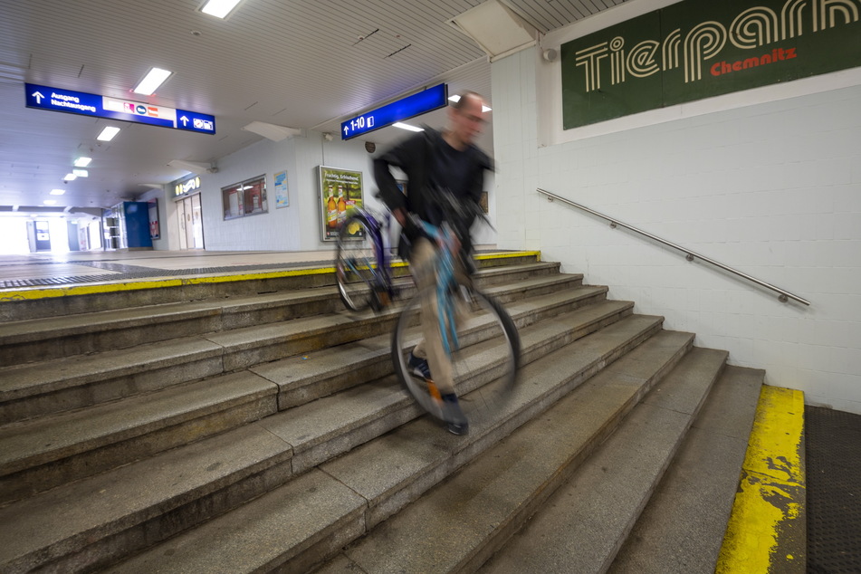 Noch ist die Treppe im Chemnitzer Hauptbahnhof für Radfahrer ein echtes Hindernis, doch bald soll die Rampe kommen.