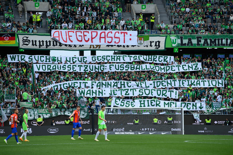 Die Fans des VfL Wolfsburg protestierten während der ersten Halbzeit mit mehreren Spruchbändern gegen die eigene Geschäftsführung.