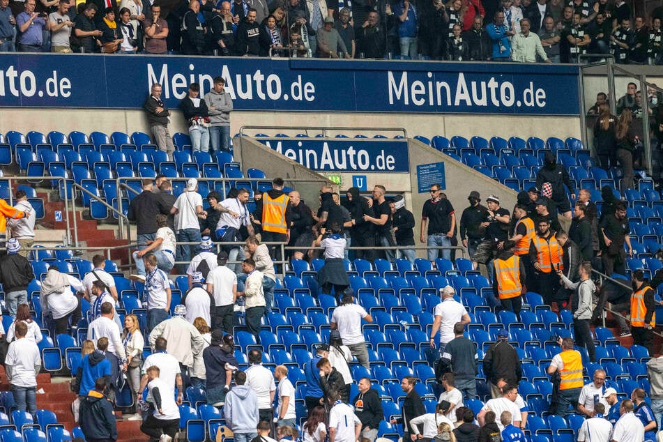 Beim Heimspiel des FC Schalke 04 gegen Eintracht Frankfurt am 20. Mai 2023 kam es nach Abpfiff zu massiven Ausschreitungen zwischen beiden Fanlagern.