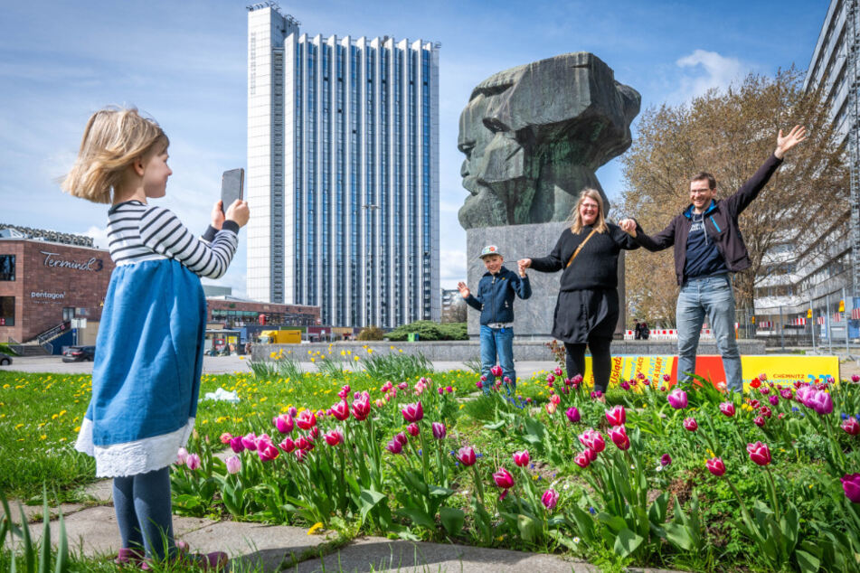 Sie freuen sich über den April-Sommer (v.l.): Ida (5) fotografiert ihren Bruder Alex (8) und ihre Eltern Katharina und Christian an einem Tulpenbeet vorm Nischel.