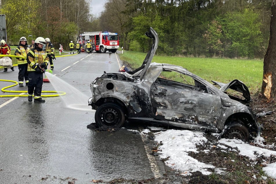 Auto kracht gegen Baum und geht in Flammen auf, Fahrerin schwer verletzt