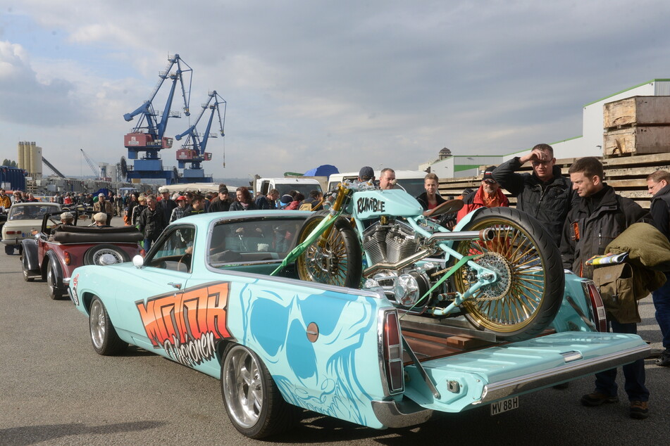 Am Sonntag findet wieder der Oldtimer- und Autoteilemarkt am Alberthafen statt.