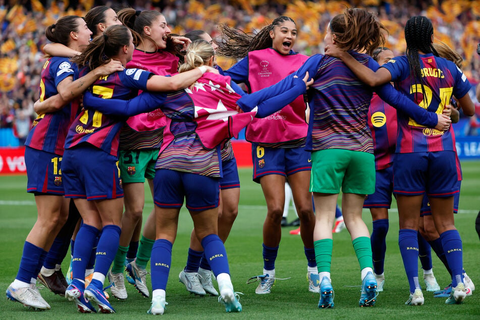 Barcelonas Spielerinnen jubeln nach dem Spiel.