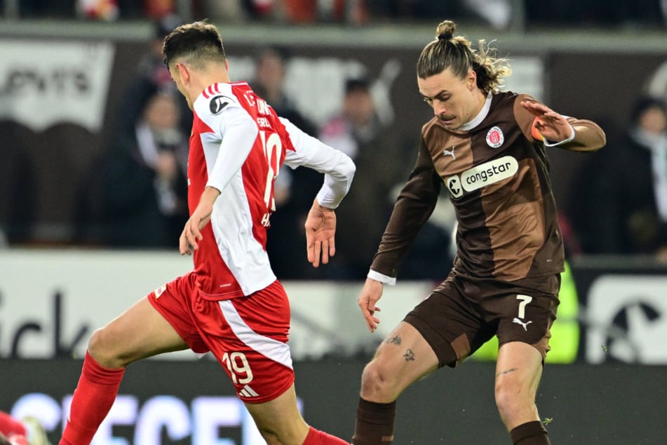 Ob Kapitän Jackson Irvine (32, r.) wirklich eine Option für die Startelf sein wird, ließ St.-Pauli-Trainer Alexander Blessin (52) am Freitag noch offen.