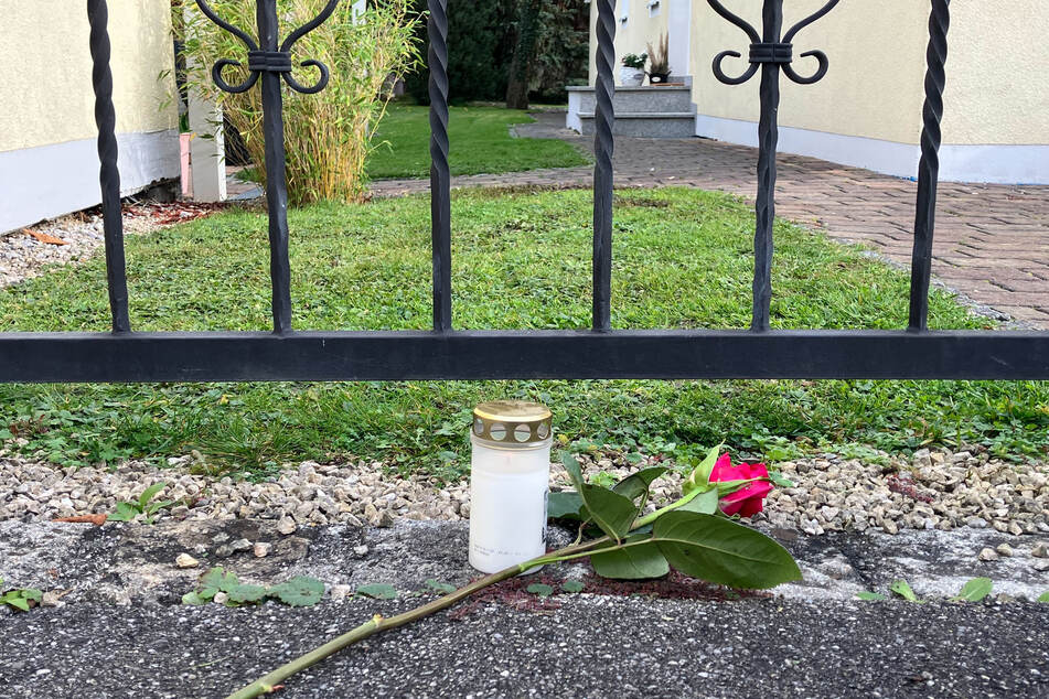 In Weilheim erinnert derweil eine Rose, die neben einer Kerze liegt, an die Opfer.