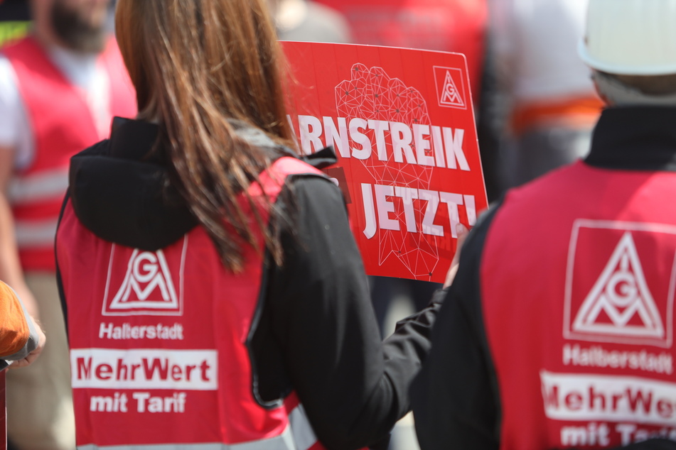 Am Dienstag legten mehr als 250 Beschäftigte der Stahlindustrie in Ilsenburg ihre Arbeit nieder.