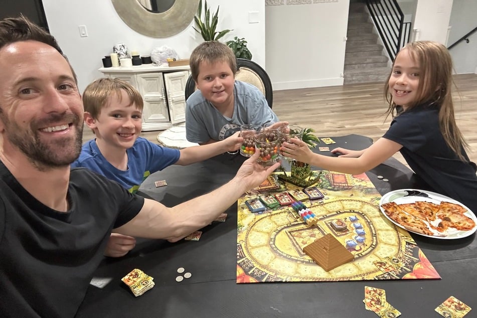 Kendall Seymour hofft, dass er die Kinder zurückholen kann, solange diese noch denken, dass sie im Urlaub sind.