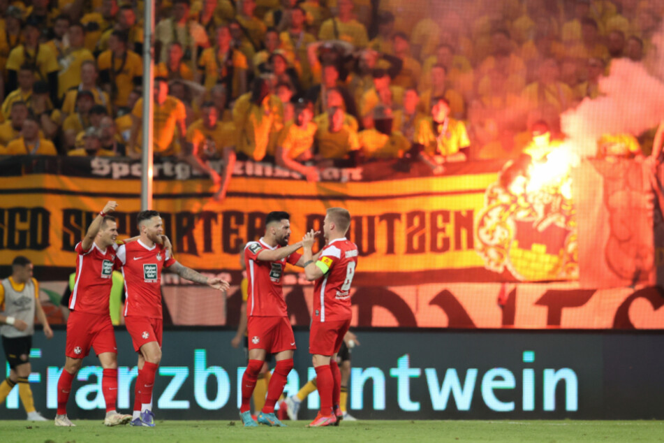 Die Spieler von Kaiserslautern jubeln vor den Dresdner Fans über den Treffer zum 1:0.