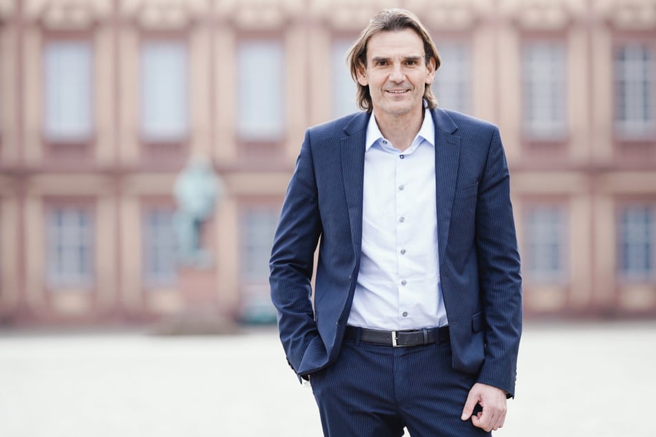Andreas Stenger vor dem Mannheimer Schloss. Der Präsident des Landeskriminalamts schaut gerne auch mal einen regionalen Krimi.