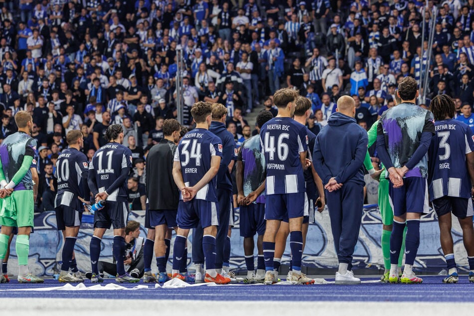 Die Hertha-Stars müssen sich von den frustrierten Fans einiges anhören.
