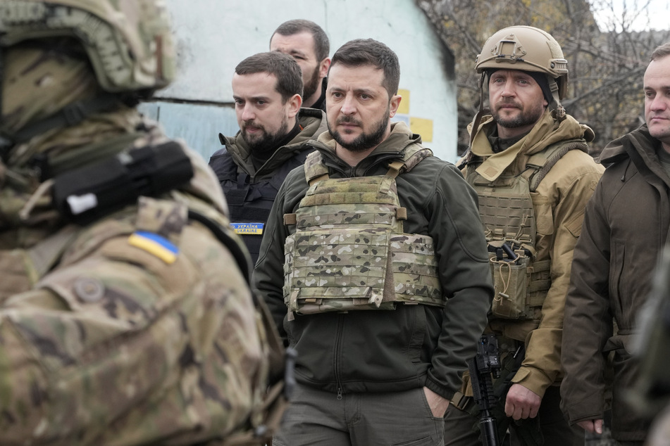 Der ukrainische Präsident Wolodymyr Selenskyj (44, M.) besuchte im April die Stadt Butscha, dort hatten russische Truppen zuvor ein Massaker angerichtet und zahlreiche Zivilisten getötet.