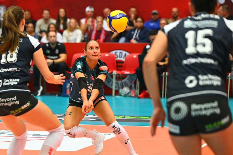 Bei der Niederlage gegen Stuttgart gab Emilia Schaarschmidt (19, M.) ihr Debüt in der Bundesliga.