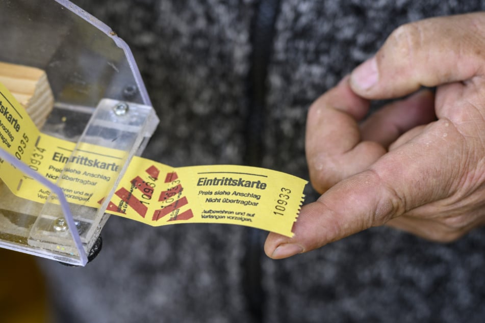 In Chemnitz-Altenhain müssen Selbstpflücker auf der Plantage nun Eintritt zahlen.