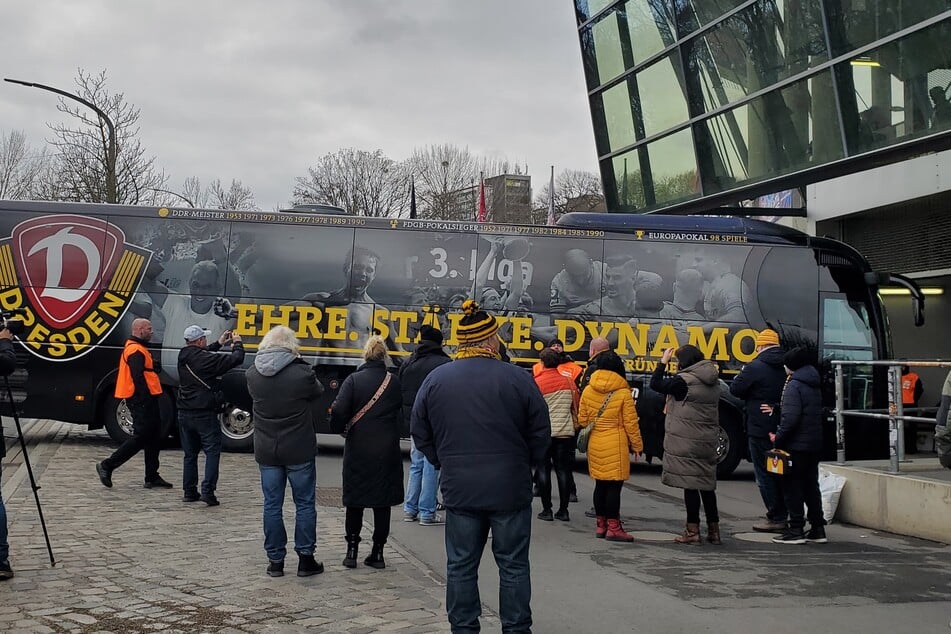 Dynamos Teambus bei der Einfahrt ins heimische Wohnzimmer.