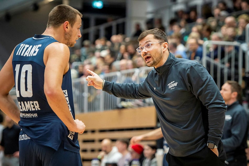 Titans-Coach Fabian Strauß (r.) musste im zweiten Durchgang häufiger mit seinen Mannen schimpfen.