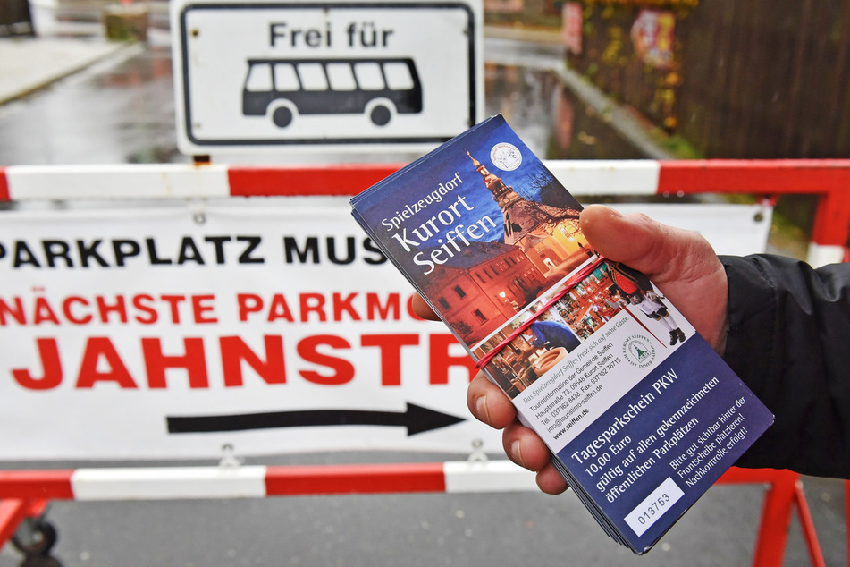 Zehn Euro fürs Parken! Seiffen "melkt" Besucher auf vier Rädern