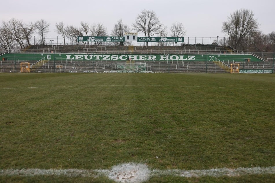 Der Rasen im Alfred-Kunze-Sportpark ist nicht gerade in einem guten Zustand. Trotzdem hofft der Klub, dass am Sonntag gespielt werden kann.