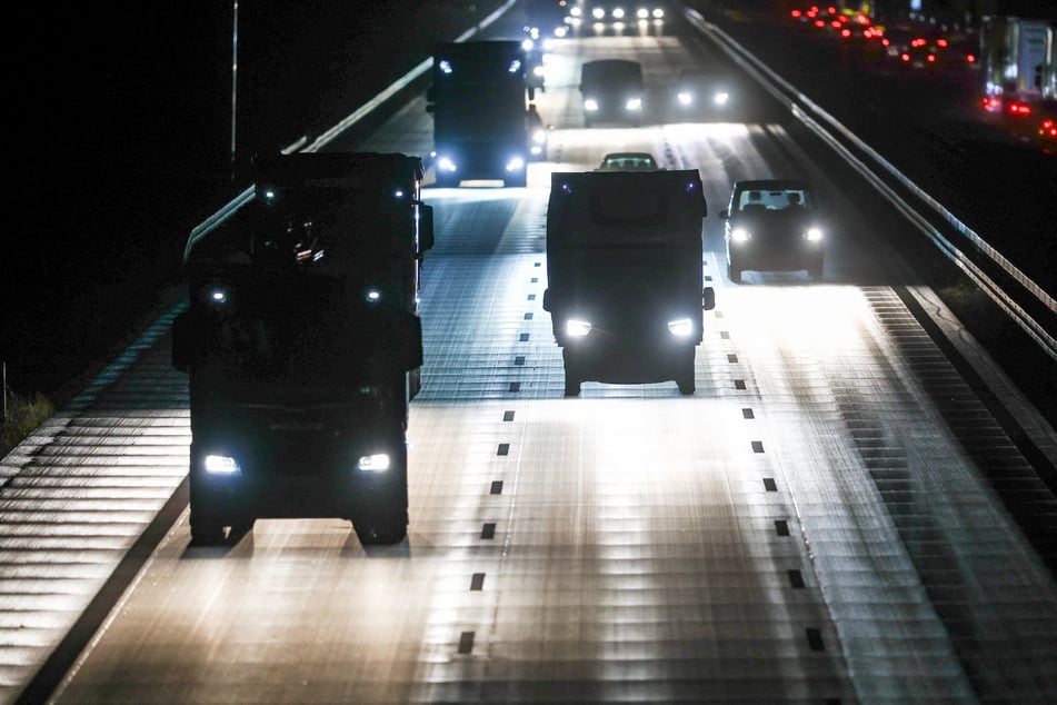 Auf der A7 strandete am späten Samstagabend der Reisebus einer Tanzgruppe. Die Insassen wurden letztlich von der Polizei an einen sicheren Ort geleitet. (Symbolfoto)