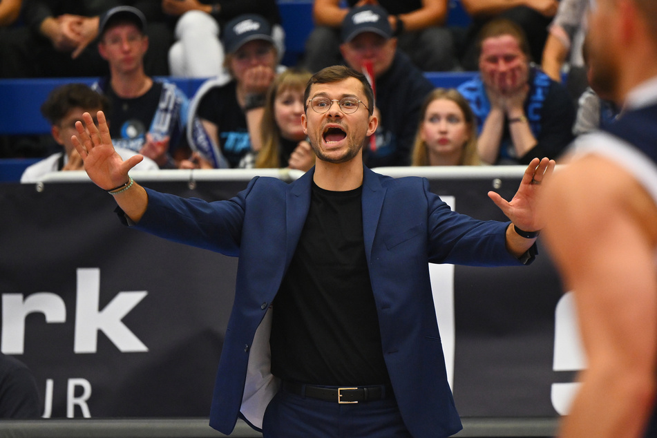 Bekommt er jetzt eine Doppelfunktion? Cheftrainer Fabian Strauß (31) könnte jetzt auch Sportlicher Leiter werden.