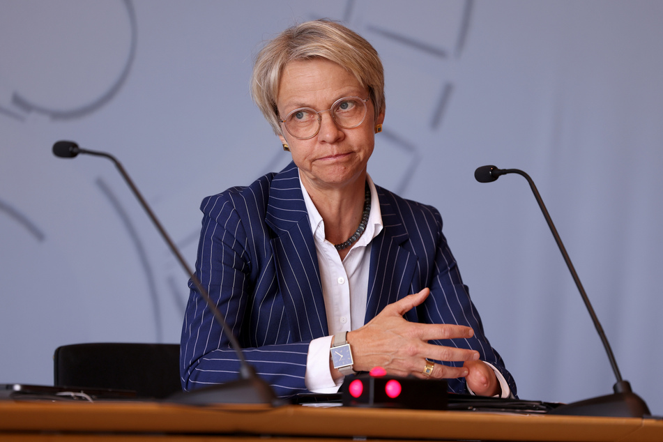 NRW-Schulministerin Dorothee Feller (57, CDU) zieht nach der Panne bei den diesjährigen Abiturprüfungen Bilanz.
