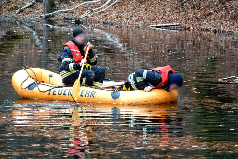 In einem Teich im Chemnitzer Zeisgwald sucht die Feuerwehr derzeit nach einer Person, die möglicherweise ertrunken ist.