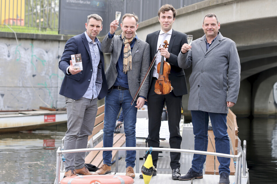 Stadthafen-Geschäftsführer Jan Benzien (41, links), Bachfest-Intendant Michael Maul (2.v.l.) und Frank Viereckl (rechts), Pressesprecher der Leipziger Gruppe, bei der Taufe des neu gestalteten Motorboots.